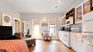 NO. 4 Nature Suite | Living area | 52-inch Smart TV with digital channels, streaming services - Boise Guest House (Boise)