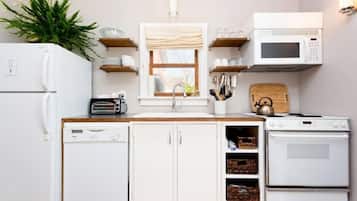 Suite Classic | Cucina privata | Macchina per tè/caffè, fornetto tostapane, pentole/stoviglie/utensili