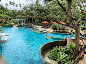 Outdoor pool, pool loungers - The Elements Krabi Resort (Krabi)