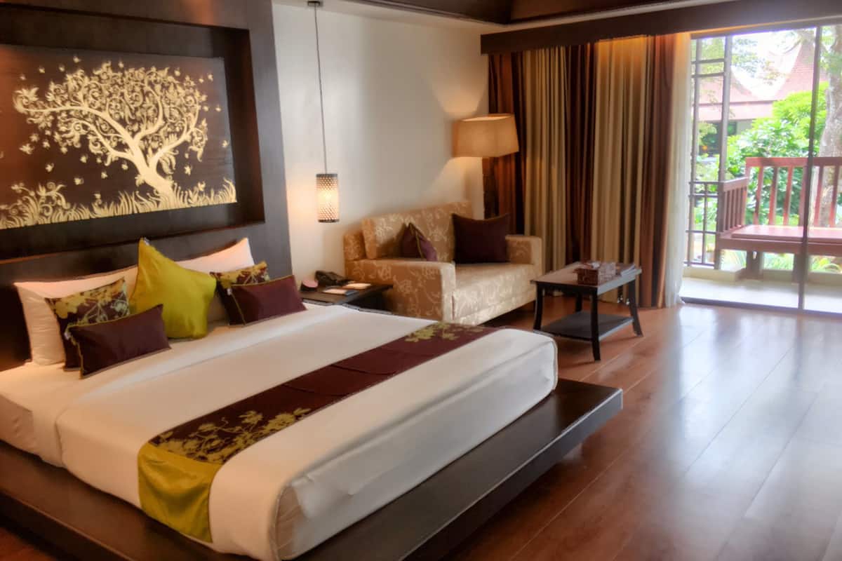 deluxe room | minibar, in-room safe, desk, soundproofing