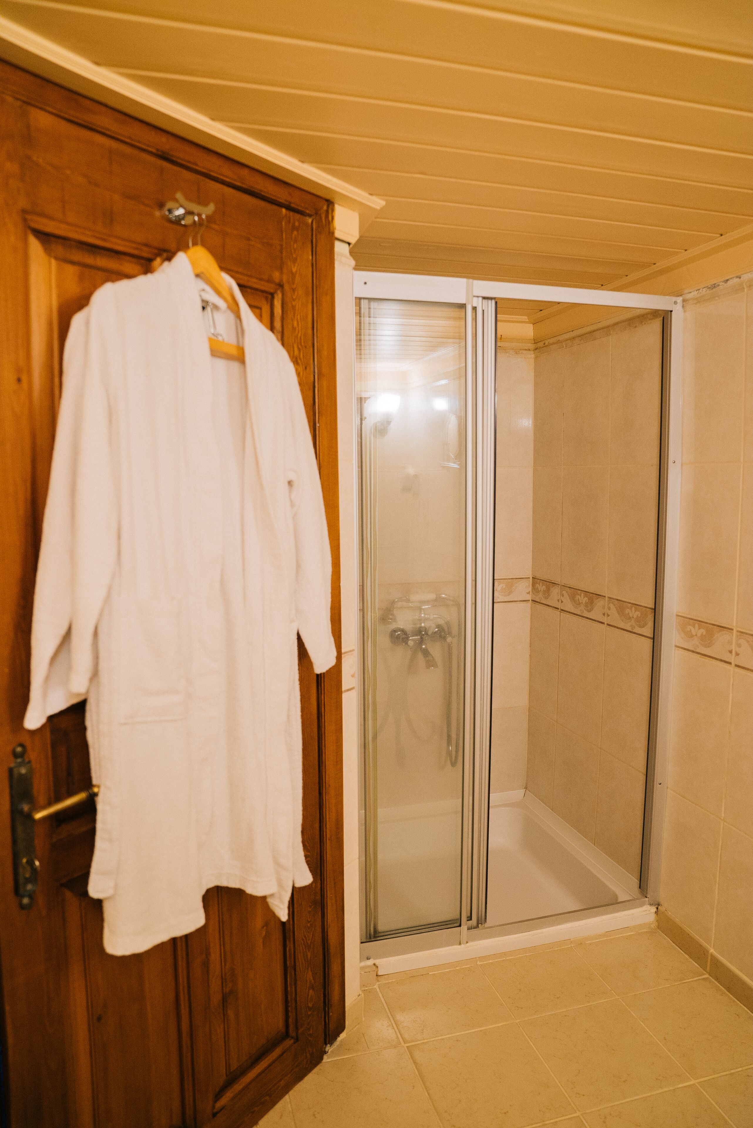 deluxe room | bathroom | free toiletries, hair dryer, slippers, towels