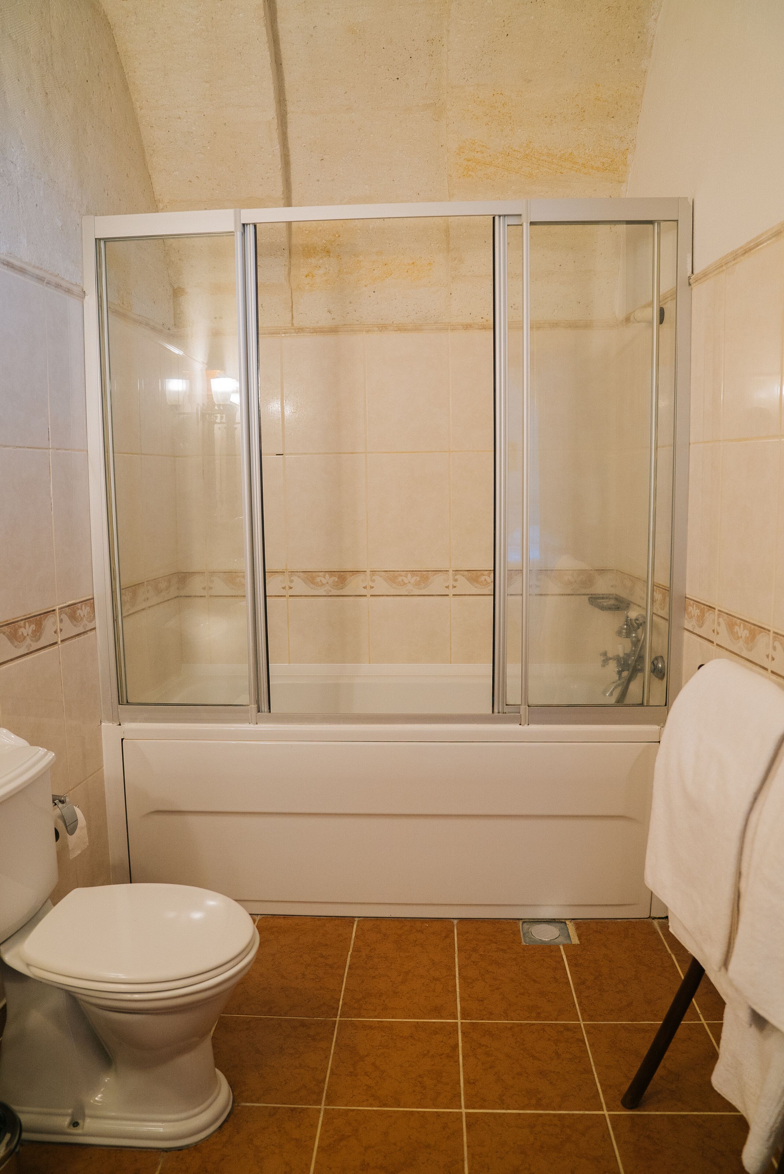 standard twin room | bathroom | free toiletries, hair dryer, slippers, towels
