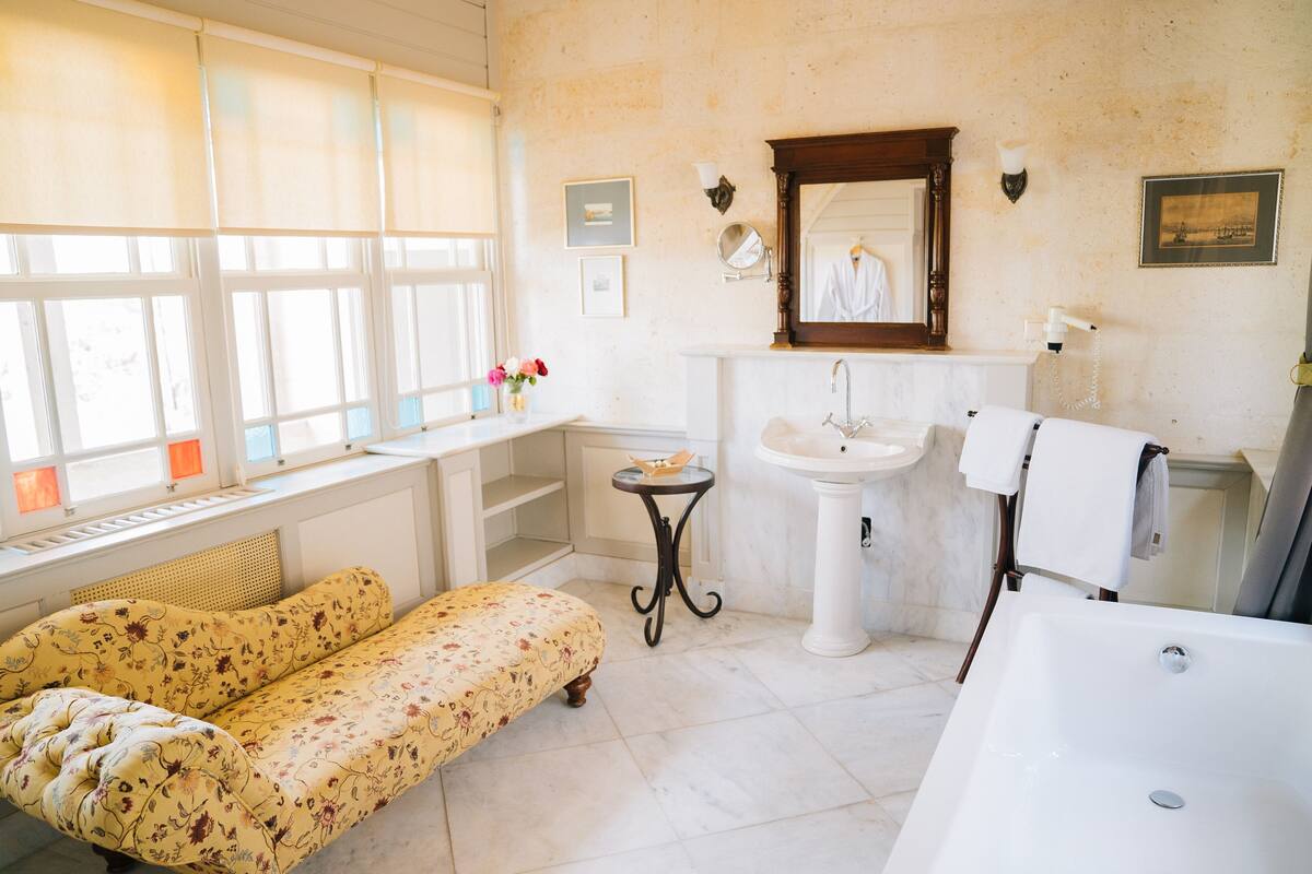 honeymoon room, 1 double bed | bathroom | free toiletries, hair dryer, slippers, towels