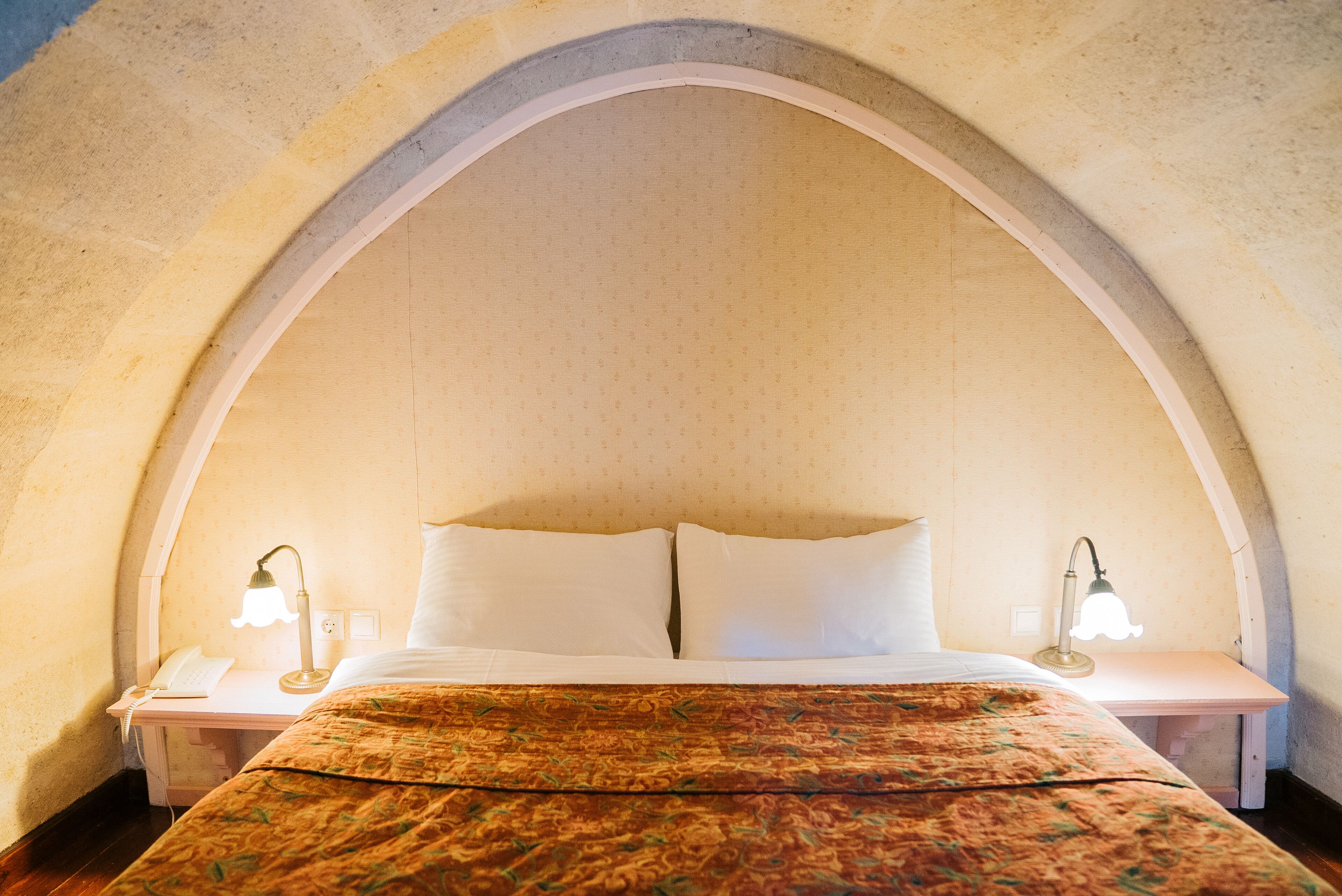 deluxe room | 1 bedroom, in-room safe, soundproofing, iron/ironing board