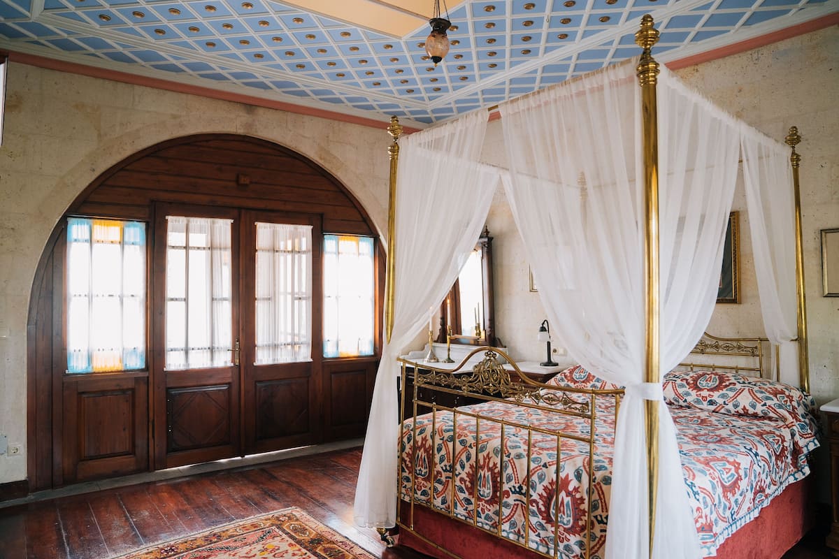 honeymoon room, 1 double bed | 1 bedroom, in-room safe, soundproofing, iron/ironing board