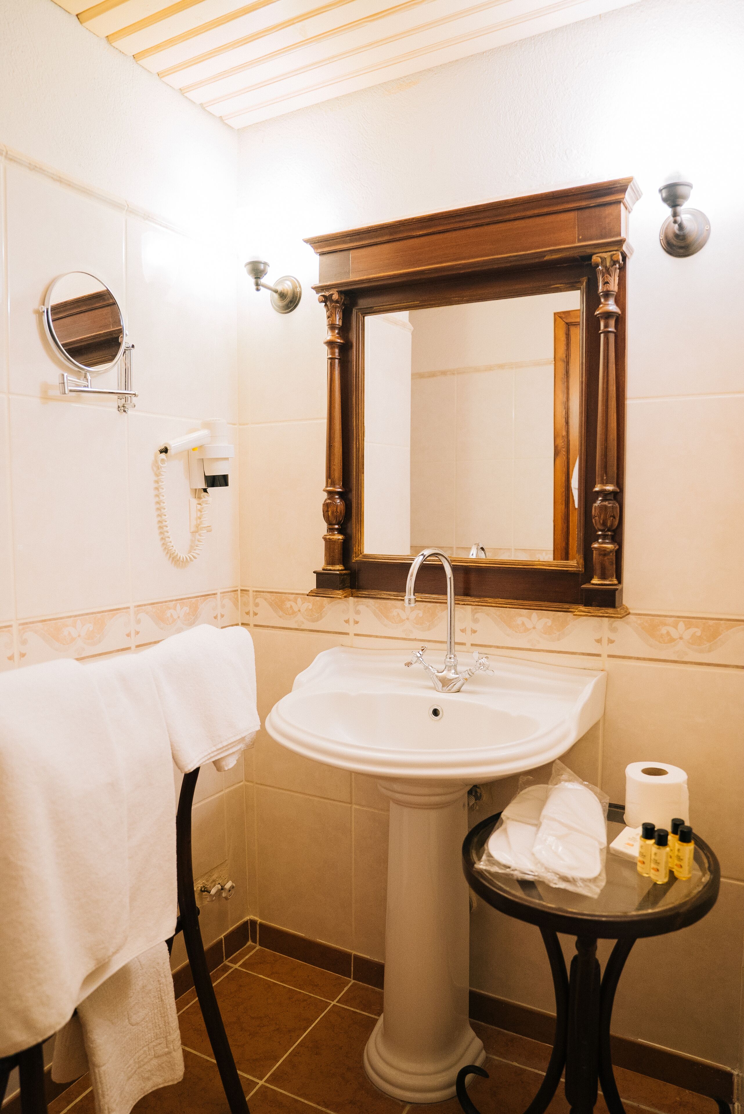 standard twin room | bathroom | free toiletries, hair dryer, slippers, towels