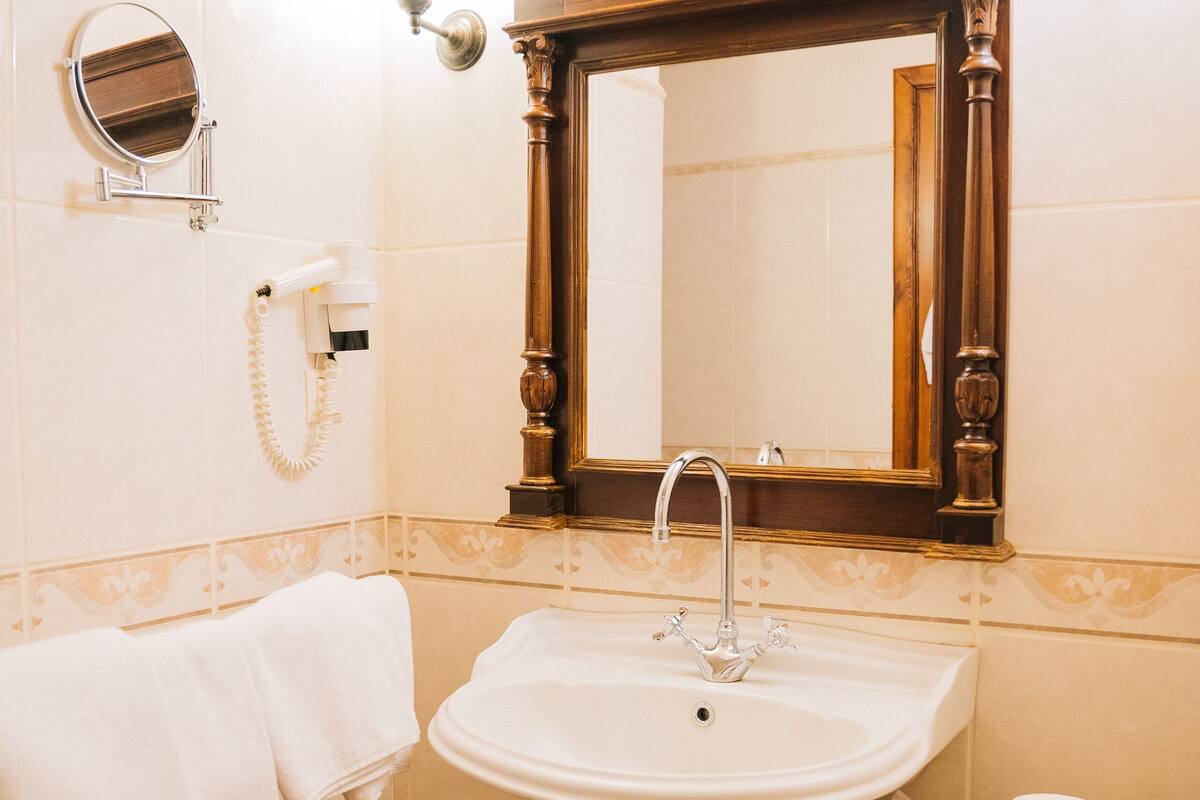 standard twin room | bathroom | free toiletries, hair dryer, slippers, towels