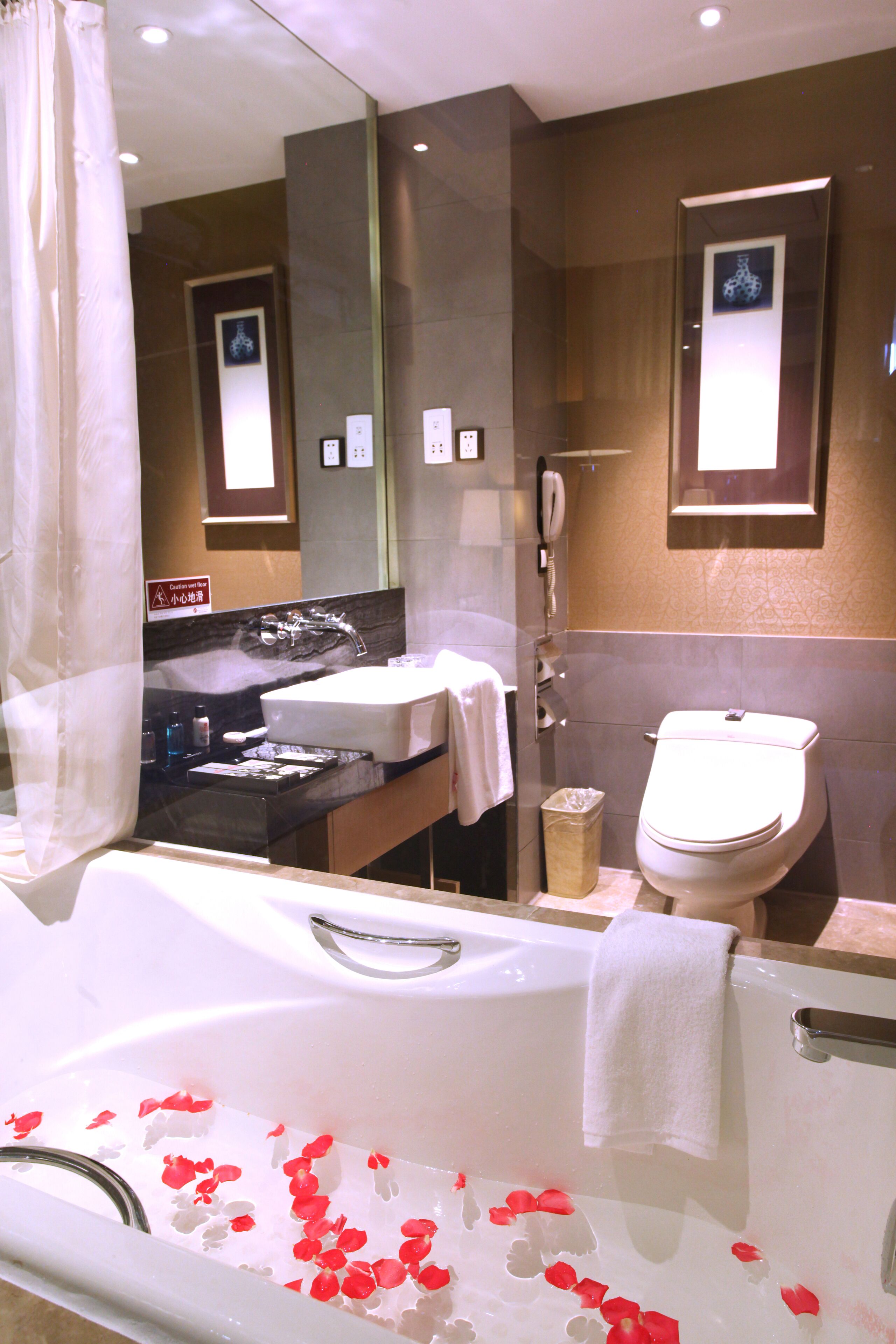 deluxe room, 2 single beds, non smoking | minibar, in-room safe, desk, iron/ironing board