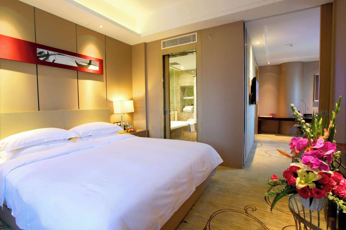 Family Room, Multiple Beds, Non Smoking | Minibar, in-room safe, desk, iron/ironing board