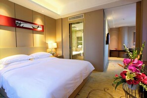 Minibar, in-room safe, desk, iron/ironing board - Ramada by Wyndham Xian Bell Tower (Xi'an)