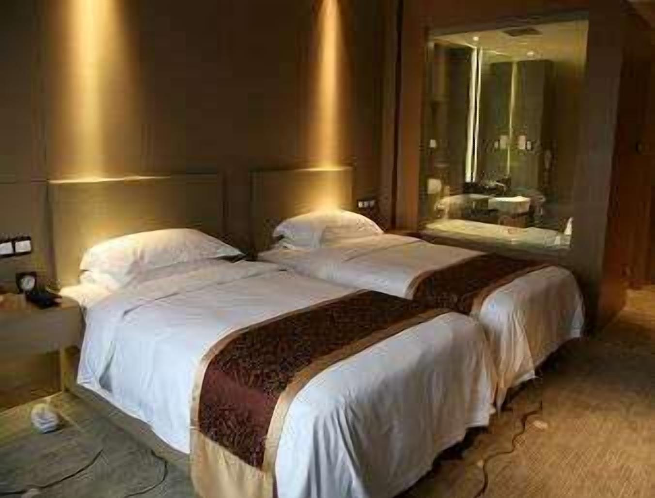 deluxe room, 2 single beds, non smoking | minibar, in-room safe, desk, iron/ironing board
