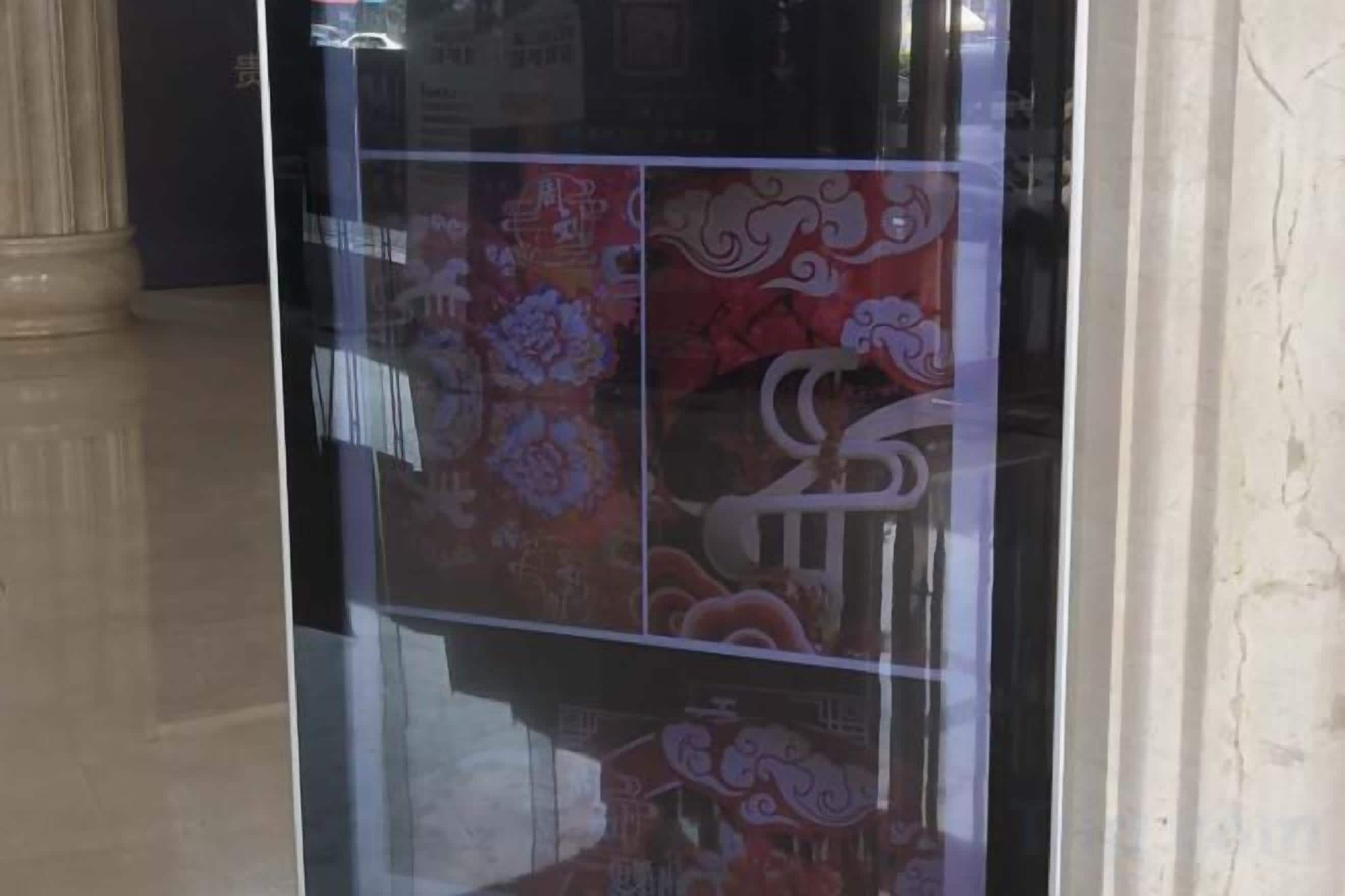 Een glazen deur met traditionele Chinese kunst.