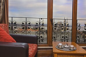 King Suite with Blue Mosque & Haghia Sophia View | Coin séjour | Télévision à écran plat de 32 pouces avec chaînes par satellite