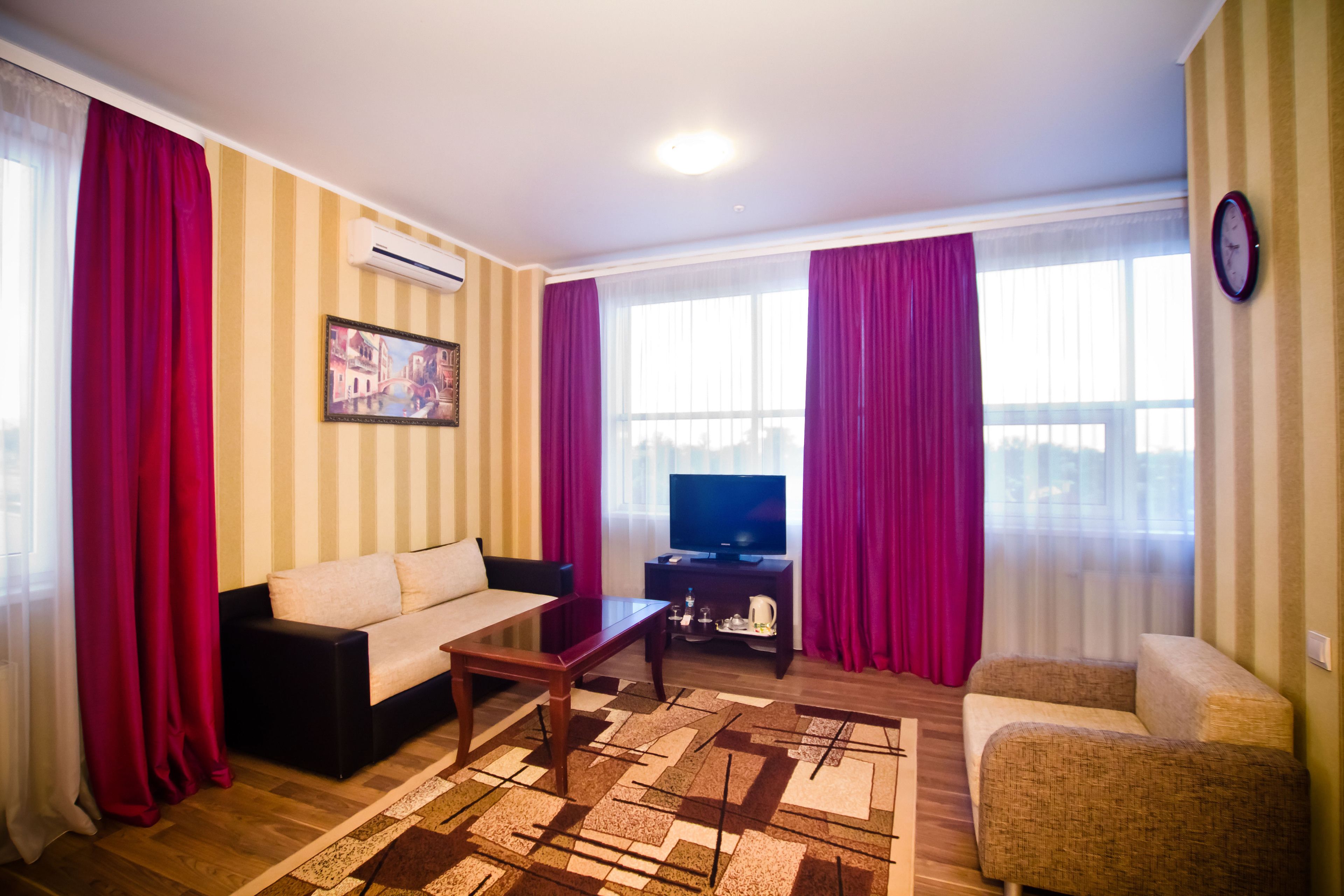 Suite Junior | Area soggiorno | TV a schermo piatto