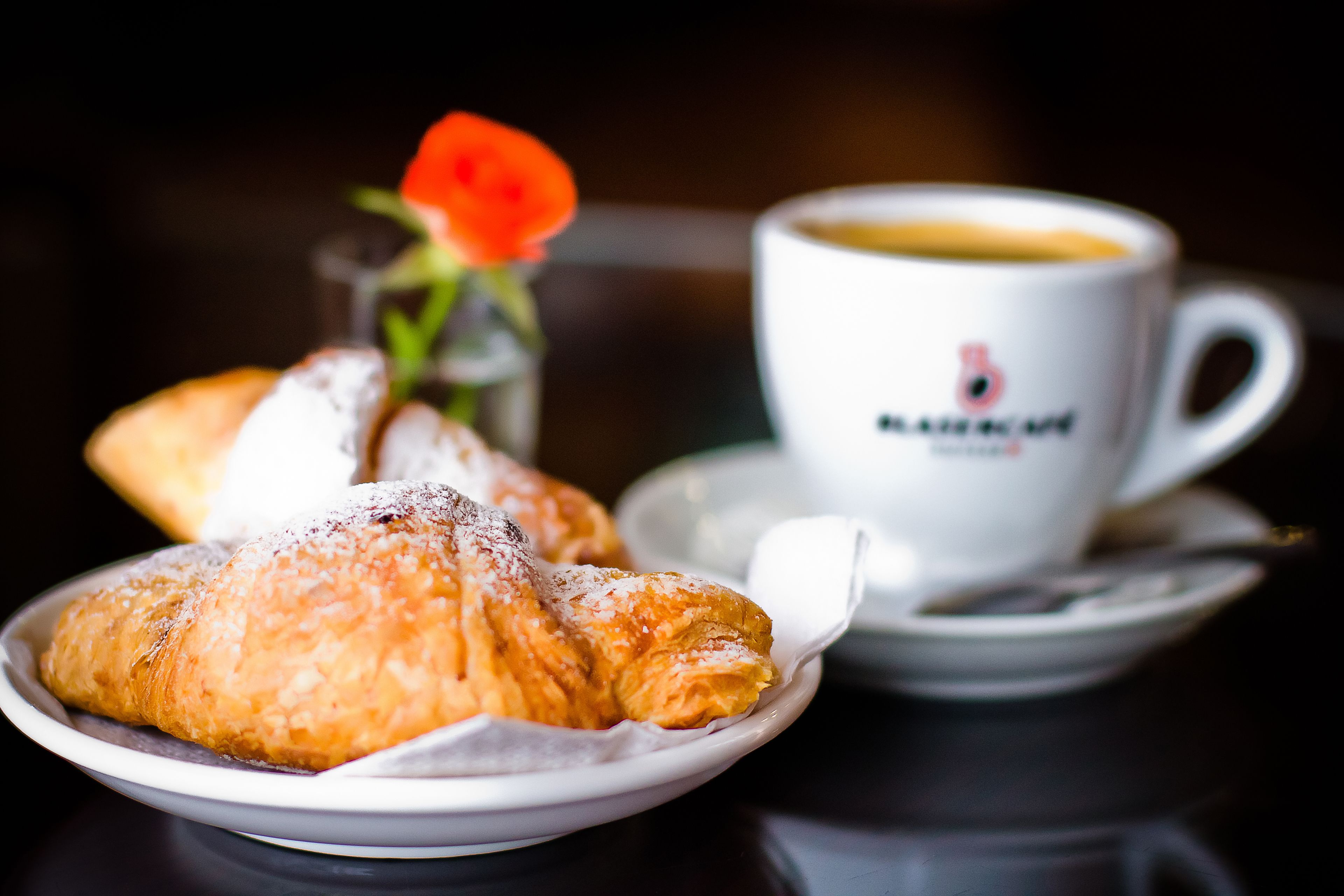 Un plato de pasteles y una taza de café sobre una mesa.