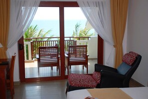 Habitación Deluxe, vistas al mar | Minibar, caja fuerte, escritorio y cortinas opacas