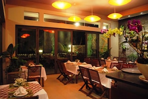 2 restaurants; breakfast, lunch and dinner served 