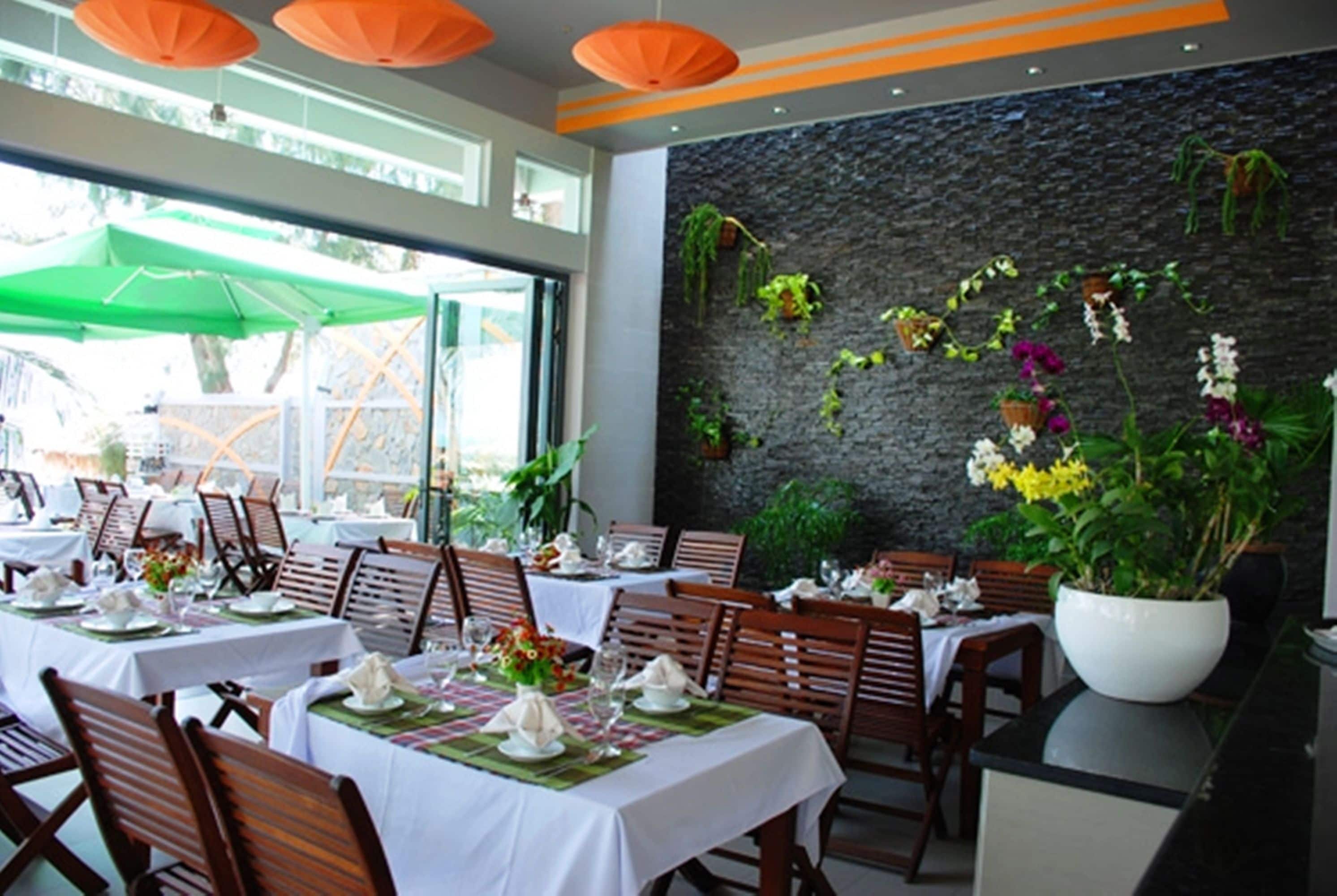 2 restaurantes, é servido café da manhã