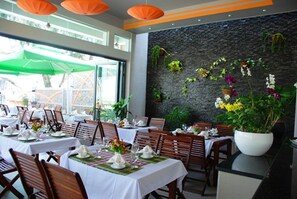 2 restauranter, frokost serveres