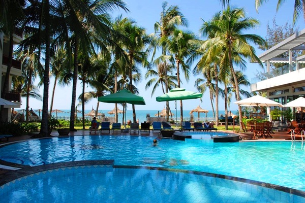 Outdoor pool, pool umbrellas, sun loungers