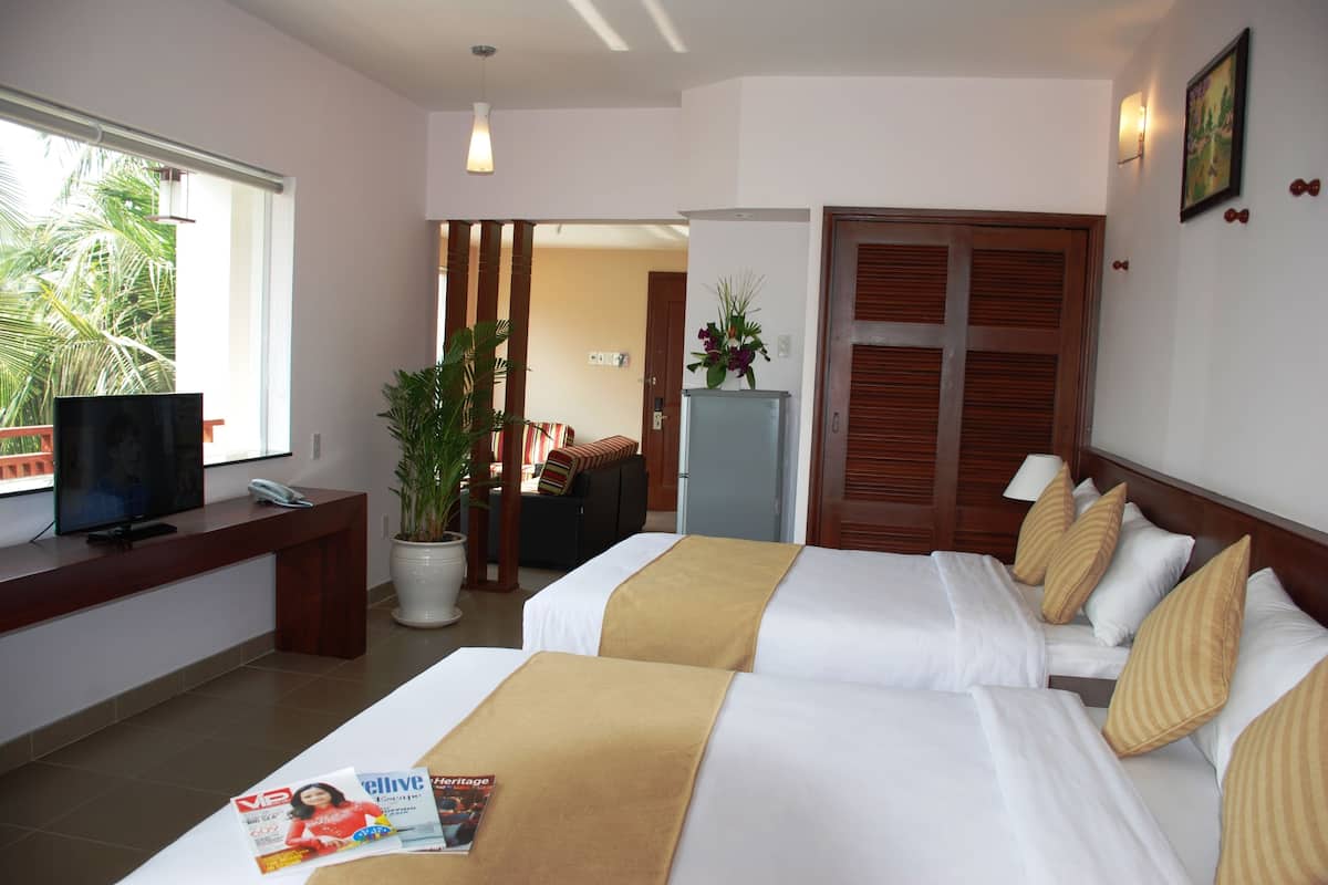 Suite | Minibar, in-room safe, desk, blackout curtains