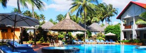Outdoor pool, pool umbrellas, sun loungers - Canary Beach Resort (Phan Thiet)
