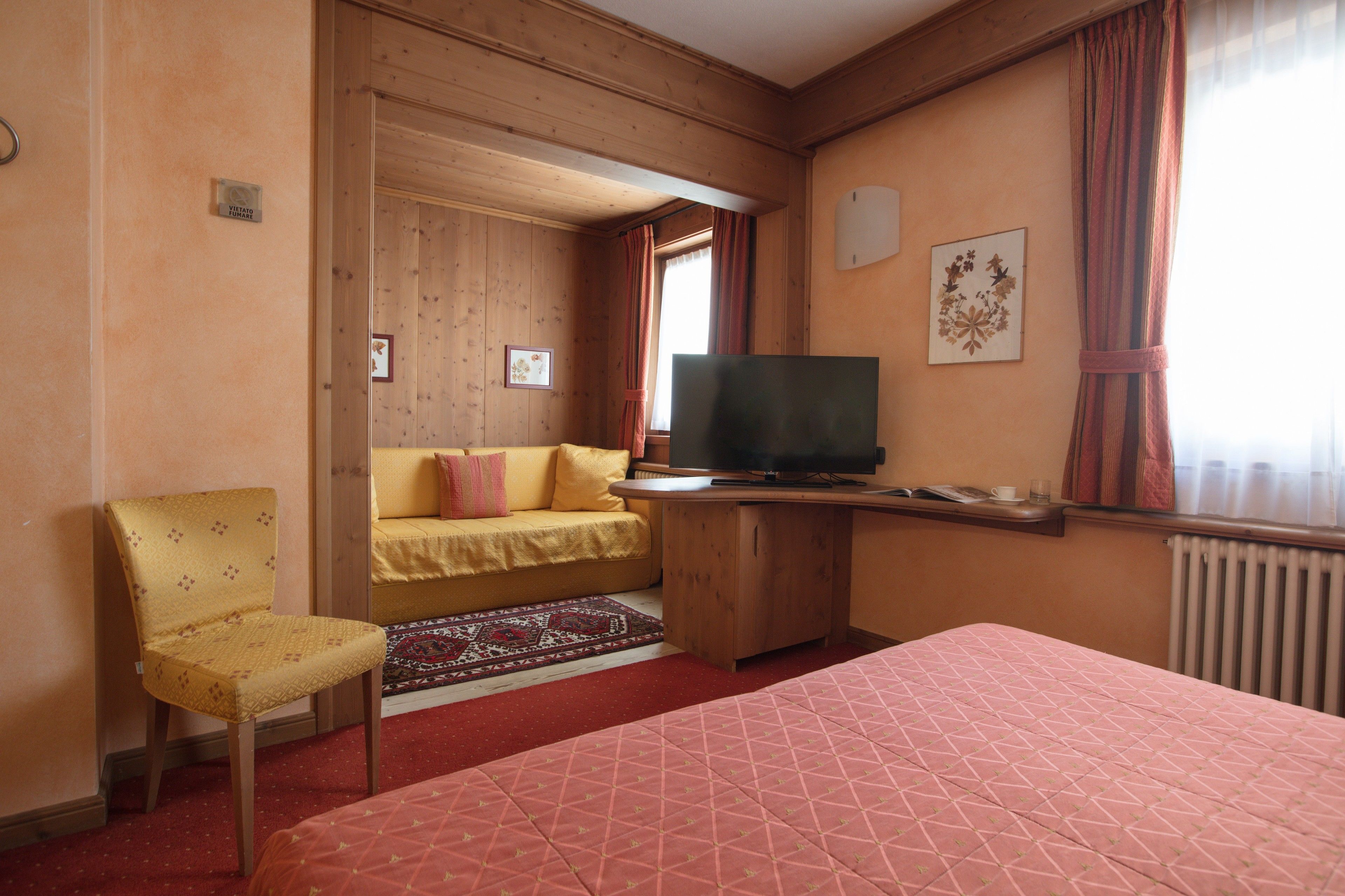 deluxe double or twin room | minibar, in-room safe, desk, blackout curtains