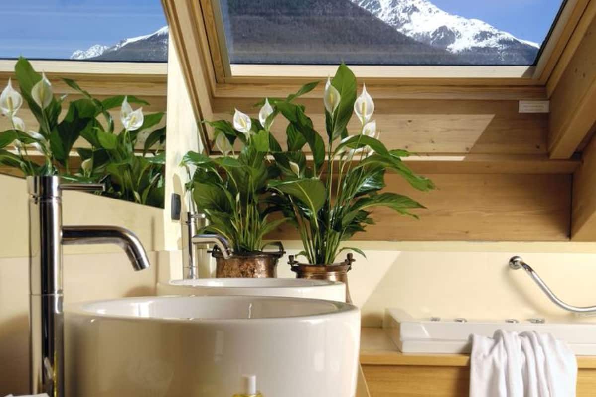 deluxe quadruple room | bathroom | free toiletries, hair dryer, bidet, towels