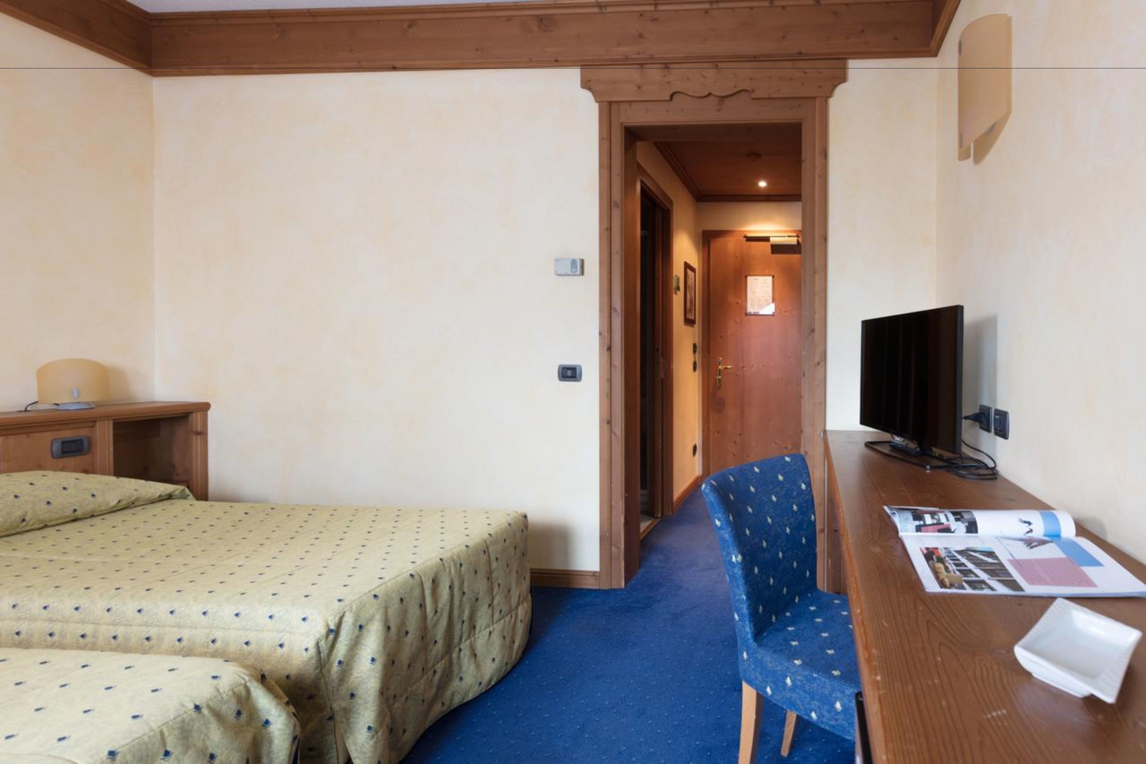 superior double room | minibar, in-room safe, desk, blackout curtains