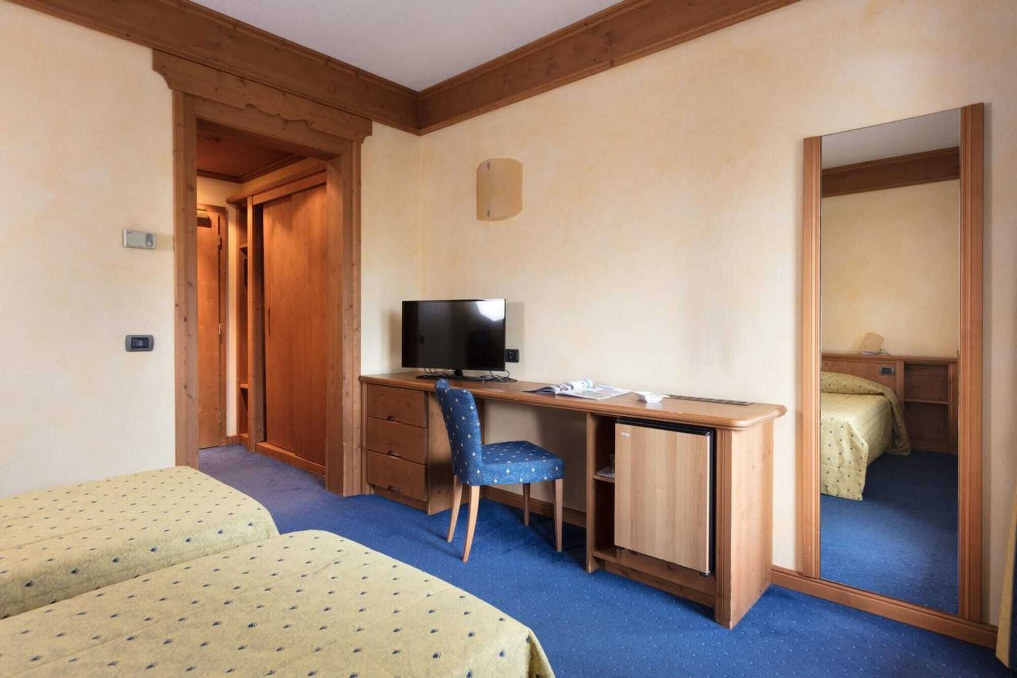 minibar, in-room safe, desk, blackout curtains