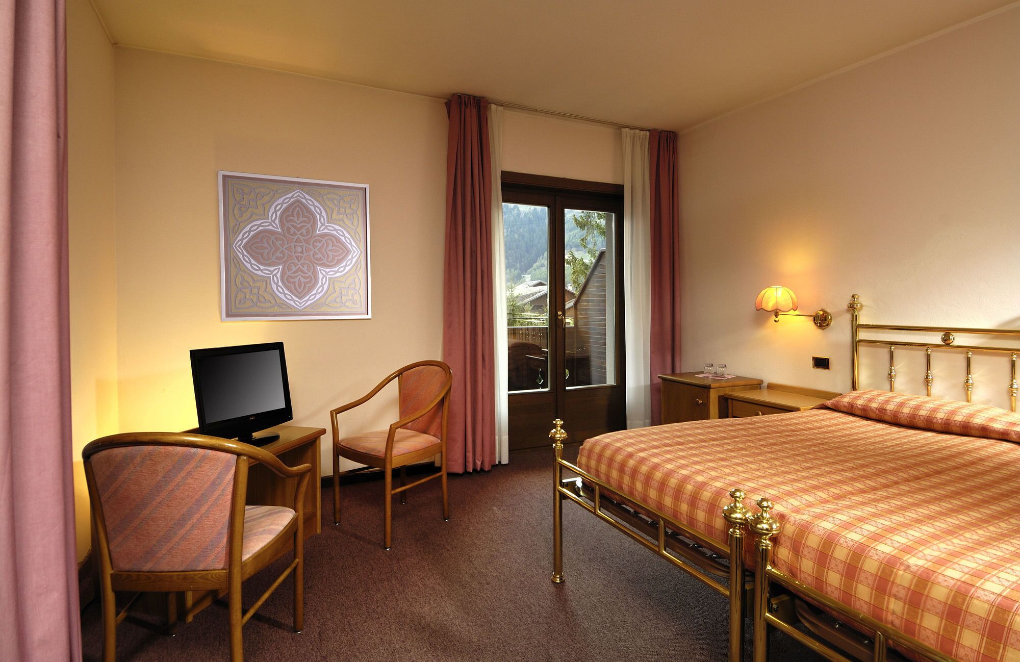 minibar, in-room safe, desk, blackout curtains