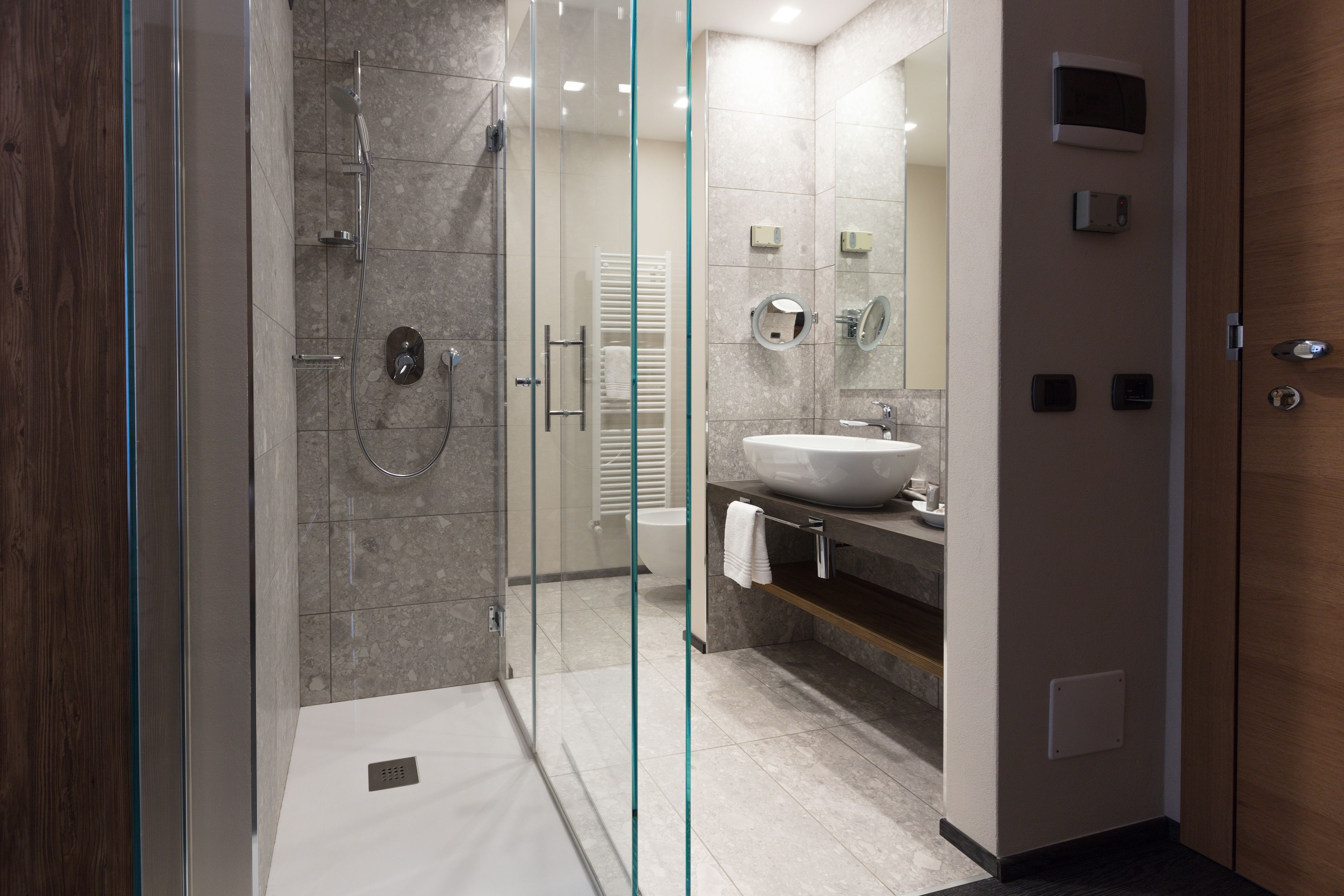 deluxe double or twin room | bathroom | free toiletries, hair dryer, bidet, towels