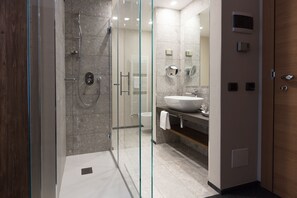 Quarto casal ou duplo luxo | Banheiro | Produtos de toalete grátis, secador de cabelo, bidê, toalhas de banho