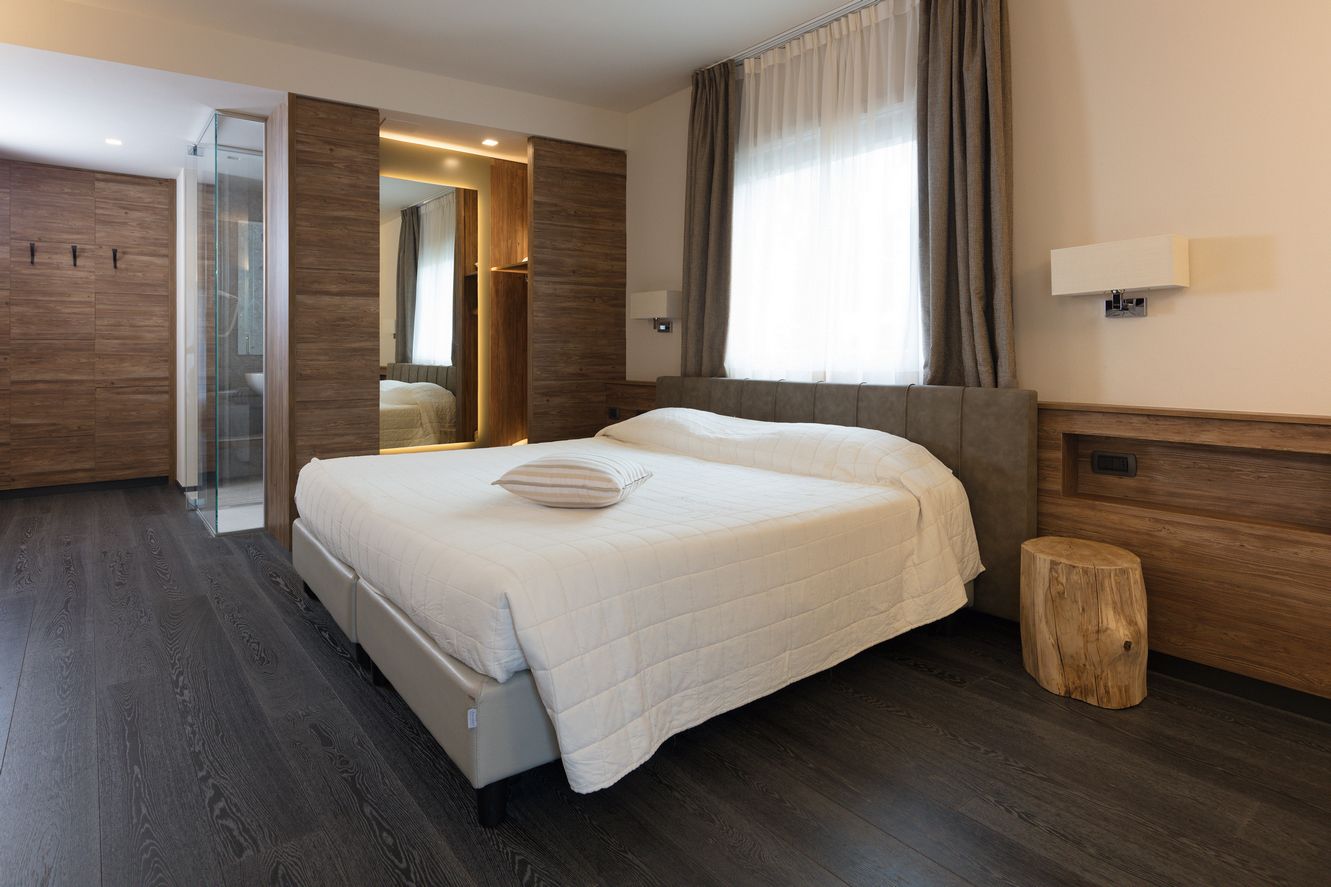 deluxe double or twin room | minibar, in-room safe, desk, blackout curtains