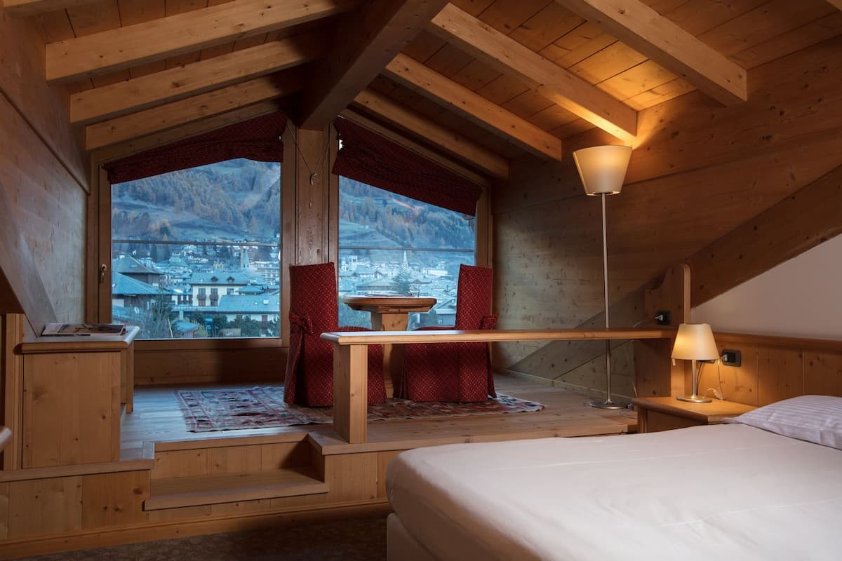 Deluxe kamer, 1 twee- of 2 eenpersoonsbedden | Een minibar, een kluis op de kamer, een bureau, verduisterende gordijnen