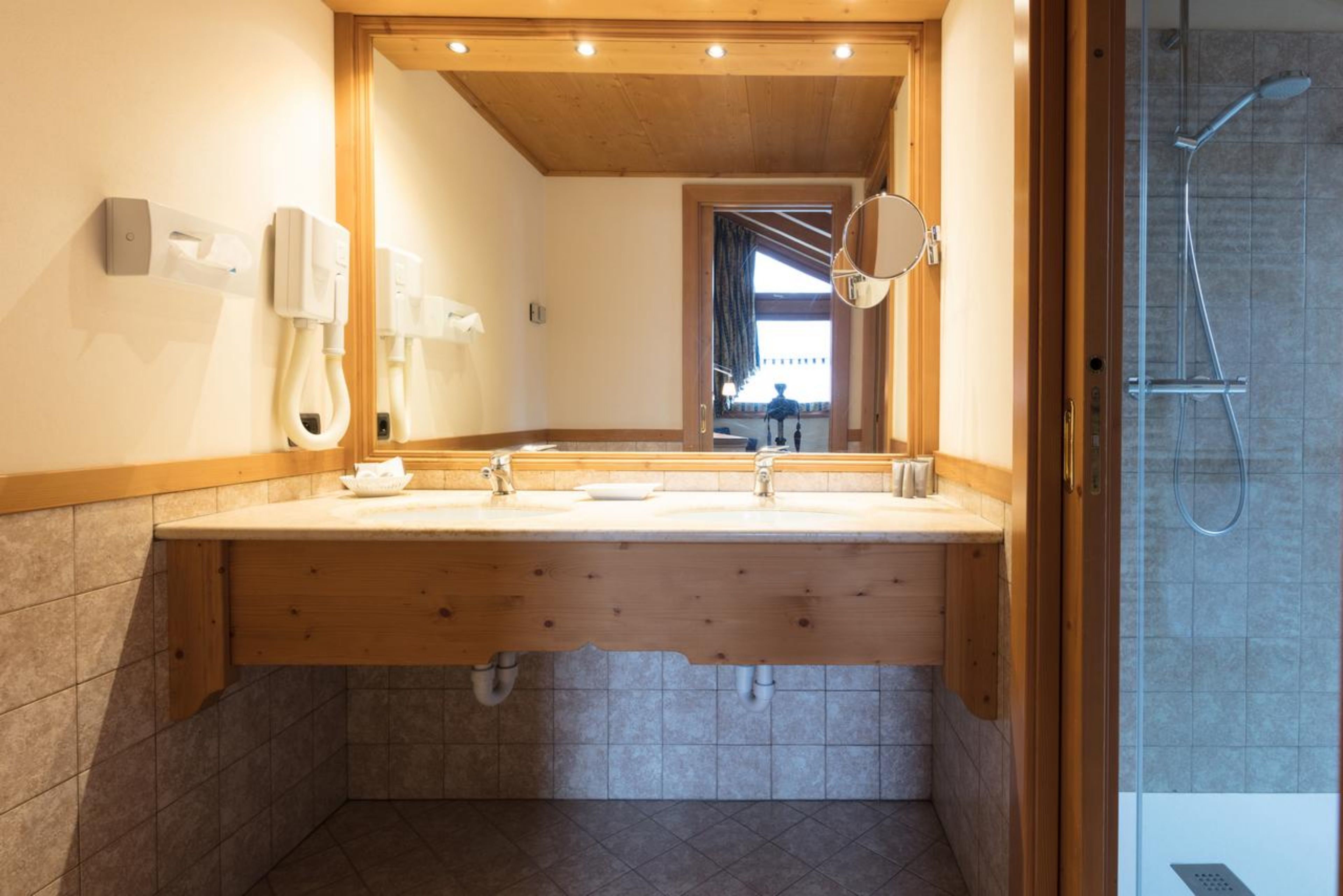 deluxe quadruple room | bathroom | free toiletries, hair dryer, bidet, towels