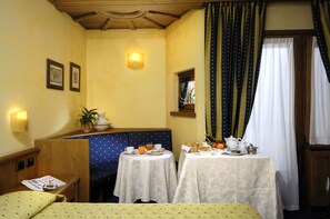Superior Double Room | Minibar, in-room safe, desk, blackout drapes - Miramonti Park Hotel (Bormio)