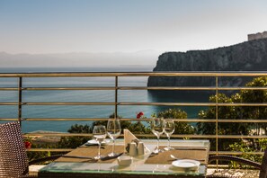 供应早餐、午餐和晚餐