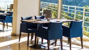 朝食、ランチ、ディナーに営業