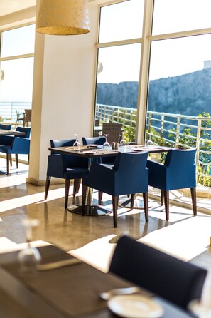 Frokost, lunsj og middag serveres