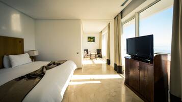 Junior suite, Meerdere bedden, uitzicht op zee | 1 slaapkamer, luxe beddengoed, Select Comfort-bedden