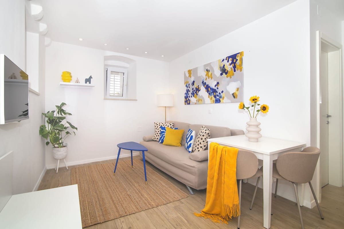 Comfort appartement (Bella) | Woonkamer | Een 103-cm flatscreentelevisie met satellietzenders en televisie