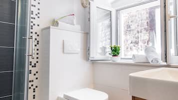 Quarto casal conforto (Ana) | Banheiro | Chuveiro, produtos de toalete grátis, secador de cabelo