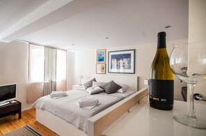 Comfort Double Room (Ana) | In-room safe, individually furnished, blackout curtains, soundproofing - House Tereza (Dubrovnik)