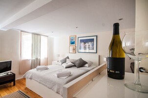 Quarto casal conforto (Ana) | Cofres nos quartos, cortinas blackout, quartos à prova de som