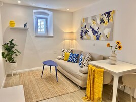 Apartamento conforto (Bella) | Sala de estar | TV de tela plana 103 cm com canais via satélite, TV