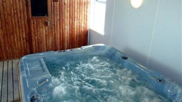 Indoor spa tub