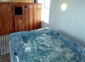 Indoor spa tub