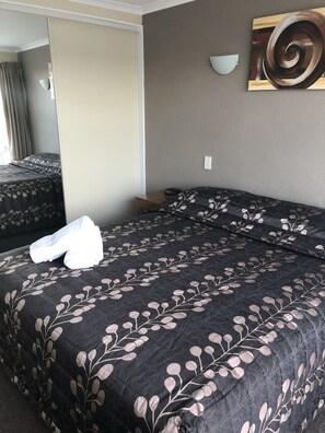 Escritorio, tabla de planchar con plancha, wifi gratis y ropa de cama