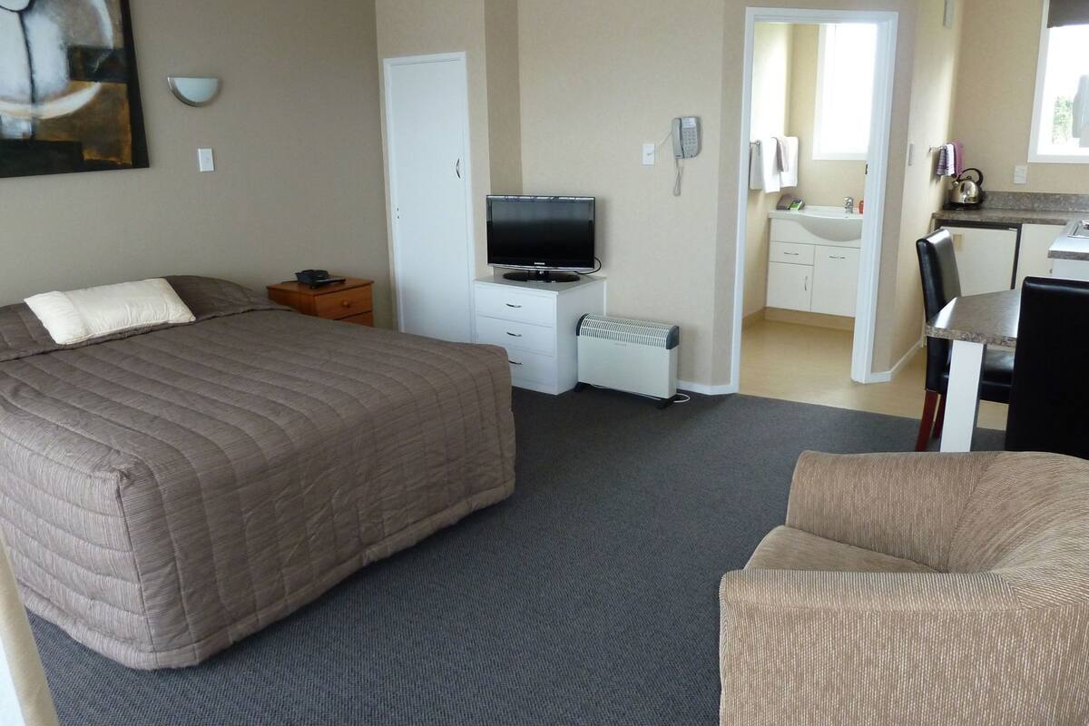 Escritorio, tabla de planchar con plancha, wifi gratis y ropa de cama